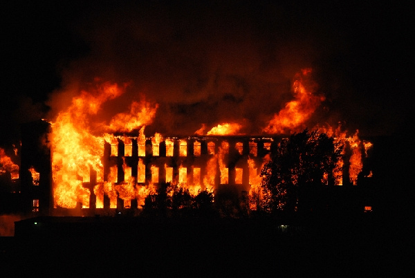 Suspected Nigerian thugs set houses on fire over land dispute