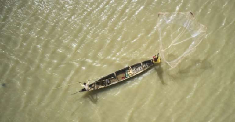 Environmental issues surrounding the Niger River in Mali are threatening the livelihoods of thousands of fishermen.