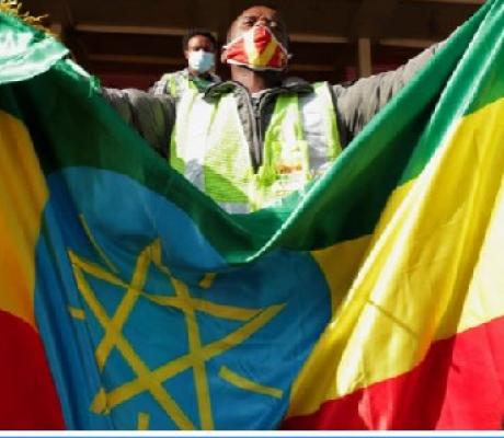 A volunteer holds an Ethiopian flag during a blood donation drive for injured military members