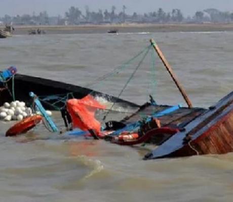 Although five people were rescued alive, the driver and one passenger were unconscious.
